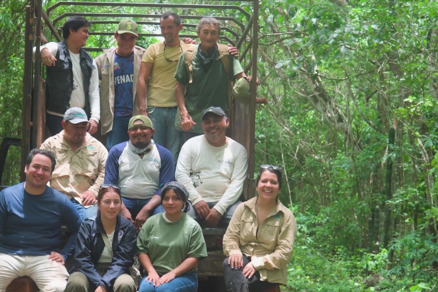 Equipo en una camioneta antes de salir a campo